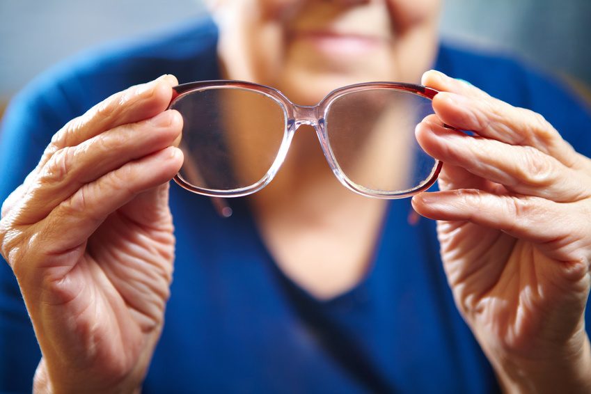 old-woman-hands-with-eyeglasses-2