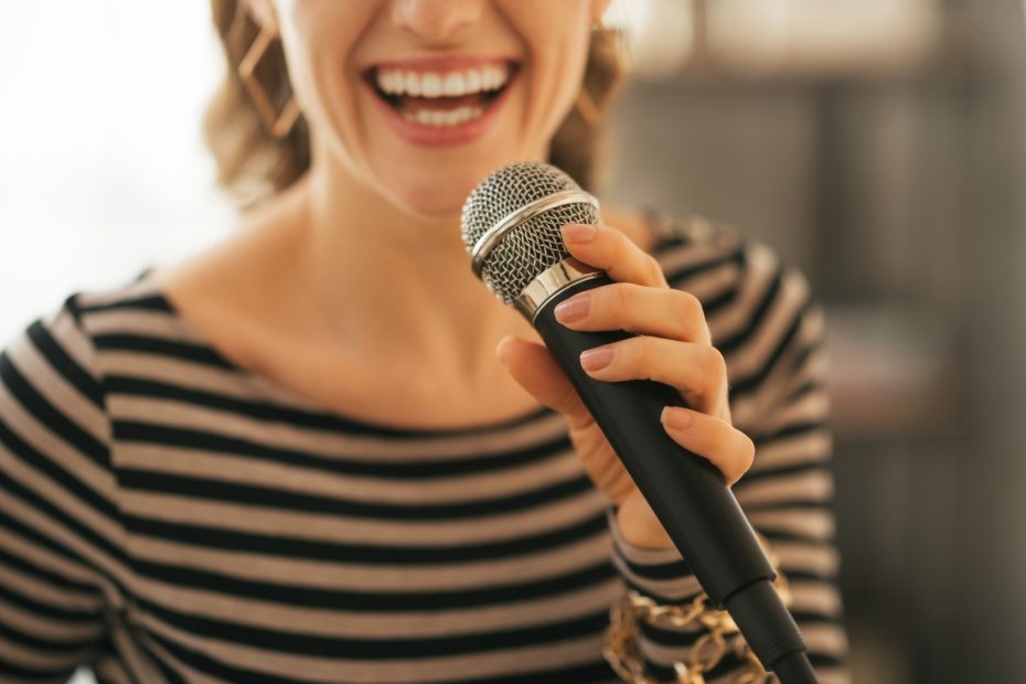 singing in a microphone, sing