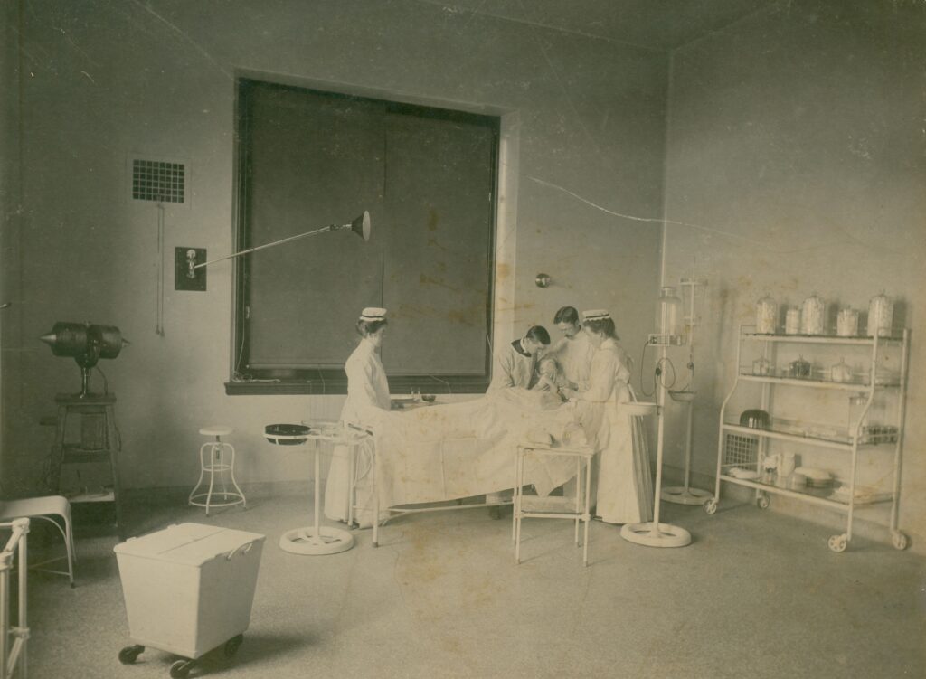 Black and white photo of Ophthalmic operating room, 1900.jpg